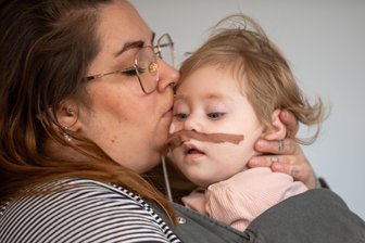Friedas Schicksal geht zu Herzen: Wie sogar Fußballmannschaften der kleinen Plauenerin und ihrer Familie jetzt helfen wollen - Das sind Frieda und ihre Mutter Pia Wanner-Völkel. Am liebsten will das kleine Mädchen den ganzen Tag im Tragetuch transportiert werden, sie braucht den Kontakt zu ihren Eltern.