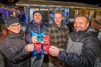 Friede, Freude, Eierpunsch: Wie viel Weihnachtsmarkt verträgt das Erzgebirge? - Auf dem Markt in Marienberg können bis 5. Januar weiter etwa Glühwein und Bratwurst konsumiert werden. Möglich ist das an der Eisarena, die Jörg Kleditzsch (3. v. l.) mit einem gastronomischen Angebot flankiert.