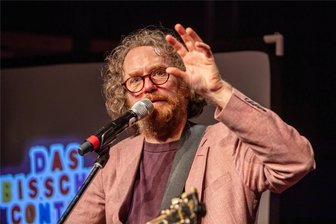 Friedemann Weise sorgt bei Gastspiel im Plauener Malzhaus für viel „Content“ - Friedemann Weise am Donnerstag bei seinem Auftritt im Plauener Malzhaus.