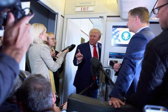 Frieden in Nahost: Der Autokrat Trump in der Rolle des guten Kaisers - ein Kommentar - US-Präsident Donald Trump auf dem Flug nach Israel im Gespräch mit Reportern.