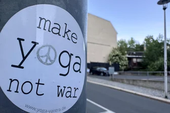 Friedensaktion Plauen-Vogtland: Appell an Bundeskanzler Friedrich Merz - Aufkleber an der Plauener Forststraße: Make yoga not war. (zu Deutsch: Macht Yoga statt Krieg).