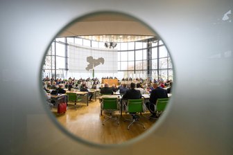 Friedensallianz in Sachsen: Wie das BSW im Landtag die Zustimmung zum AfD-Antrag gegen Raketen-Stationierung begründete - Neue Allianzen im Landtag? Ein AfD-Antrag fand am Dienstag auch die Zustimmung von 13 BSW-Abgeordneten. Es blieb bei der mehrheitlichen Ablehnung.