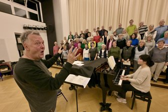 Friedensbotschaft vereint Chöre aus Zwickau und der Partnerstadt Jablonec nad Nisou - Wolfgang Meyenburg ist einer der Chorleiter, die den Sachsenringchor unterstützen.