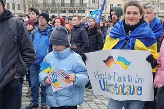 Friedensdemos und Lichterketten in Sachsen - Eine junge Mutter aus der Ukraine nutzt die Demonstration auf dem Dresdner Neumarkt auch für ein Danke an die Helfer der Flüchtlinge.
