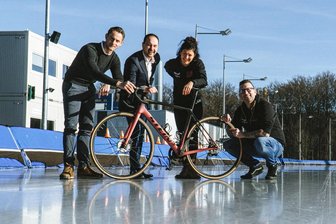 Friedensfahrt mit neuem Zielort: Sattelfest zum"SattelFest" - Aktuell ist die Eisschnelllaufbahn in Chemnitz vereist, die Protagonisten des European Peace Ride haben sich fürs Foto dennoch auf die Bahn gewagt. Sascha Brandt als Gastgeber und Pierre Seidel als Mitarbeiter des Sponsor wollen mit den Machern der Radveranstaltung (hier Manja Seemann und Kai Winkler) am 15. September hier ein großes Familienfest feiern.