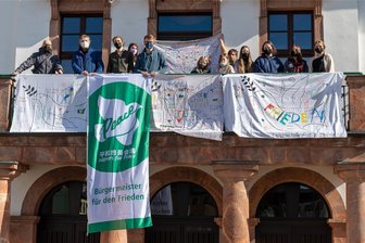 Friedensflagge in Rochlitz: OB setzt mit „Mayors for Peace“ Zeichen für Frieden - Schüler hatten 2020 die Friedensfahne mit OB Frank Dehne gehisst. Am 8. Juli weht erneut das Bahner am Rathaus.
