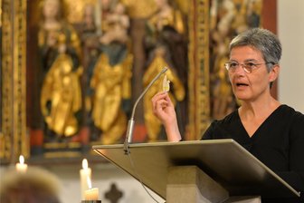 Friedensgebet in Freiberg: Teilnehmer erhalten eine Friedenstaube - Superintendentin Hiltrud Anacker bei ihrer Predigt zum Friedensgebet am Samstag in der Kirche St. Johannis Freiberg.