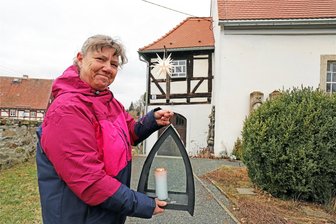 Friedensgebet in Oberschaar: Zweite Station für das Friedenslicht aus Bethlehem - Sylke Partsch von der Kirchgemeinde Halsbrücke mit dem Friedenslicht in Oberschaar.