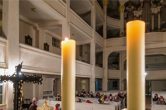 Friedensgebete und Corona-Proteste in Zschopaus Innenstadt - Etwa 30 Menschen nahmen am Montagabend am Friedensgebet in der Zschopauer Kirche St. Martin teil.