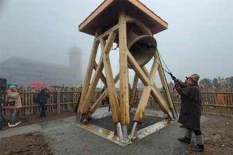 Friedensglocke auf dem Fichtelberg läutet wieder - Geschätzte 500 Gäste erlebten auf dem Fichtelberg das erste Einheitsläuten der neuen Friedensglocke.