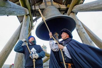 Friedensglocke auf dem Fichtelberg: Neues Exemplar soll aus Bronze sein - Schwarzenbergs Türmer Gerd Schlesinger (r.) und Jörg Eller, der in Schwarzenberg als Nachtwächter auftritt, sind die Väter des Projekts Friedensglocke auf dem Fichtelberg. Sie läuten die aus dem Jahr 1920 stammende Stahlgussglocke regelmäßig und haben einen Verein gegründet, der eine neue Glocke aus Bronze anschaffen will. 