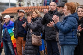 Friedenskundgebung am Samstag im Plauener Stadtzentrum: „Vielleicht sind wir naiv“ - Oberbürgermeister Steffen Zenner (Zweiter von rechts) sprach bei der Friedens-Kundgebung ein Grußwort.
