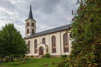 Friedensläuten am Freitag: Kirchen der Region sind dabei - Die St. Katharinenkirche in Callenberg zählt am Freitag zu den Gotteshäusern der Region, die beim Friedensläuten mitmachen.
