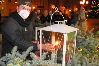 Friedenslicht auf Marktplatz eingetroffen - 