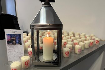 Friedenslicht im Erzgebirge: Abordnung der Johanniterjugend mit ganz besonderer Mission - Nach dem späten Ende der letzten Kreistagssitzung 2024 nahmen Kreisräte auch ein Friedenslicht mit nach Hause.