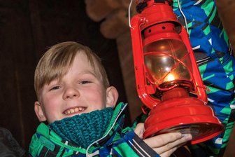 Friedenslicht in Wechselburg: Kerzenschein für Herz und Heim - Mit der Laterne brachte dieser Junge vor einigen Jahren das Friedenslicht nach Wechselburg.