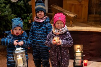 Friedenslicht ist in Wechselburg angekommen - Auch Kinder wie hier Wilhelm, Anna-Elisabeth und Mariella aus Wechselburg haben das Friedenslicht empfangen.