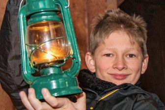 Friedenslicht kommt nach Wechselburg und Schwarzbach - Mit Laternen brachte dieser Junge vor einigen Jahren das Friedenslicht nach Wechselburg.