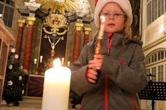 Friedenslicht leuchtet in Glauchau - Das Friedenslicht nimmt auch die fünfjährige Luise Englert aus Glauchau mit nach Hause.