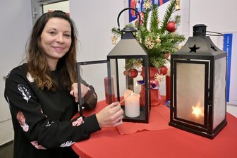 Friedenslicht wird in der Erzgebirgsregion verteilt - Das Friedenslicht kann in Aue abgeholt werden – im Bild Alexandra Gallowski von den Johannitern.