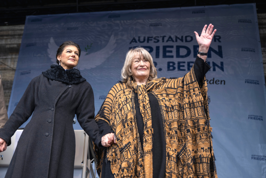 "Friedensmanifest": Kretschmer kritisiert Wagenknecht und Schwarzer - Sahra Wagenknecht (Die Linke) und Alice Schwarzer (rechts im Bild), Frauenrechtlerin, stehen beim Abschluss der Demonstration in Berlin am 25. Februar auf der Bühne. 