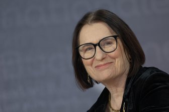 Friedensnobelpreisträgerin trägt sich ins Goldene Buch der Stadt Chemnitz ein - Die russische Germanistin Irina Scherbakowa trug sich am Montagabend ins Goldene Buch ein.