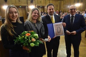 Friedenspreis für Helfer im Rotlichtmilieu - Vertreter des Projekts Perla und des Trägervereins Weltbeweger nahmen den Chemnitzer Friedenspreis von Bürgermeister Sven Schulze (links)entgegen.