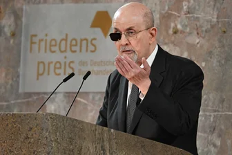Friedenspreisträger Rushdie: "Auf Hass mit Liebe antworten" - Der britisch-indische Autor Salman Rushdie hält am Sonntag in der Paulskirche nach der Auszeichnung mit dem Friedenspreis des Deutschen Buchhandels seine Dankesrede. Der Preis ist mit 25.000 Euro dotiert und gilt als eine der bedeutendsten Auszeichnungen des Landes.