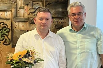 Friedensrichter im Erzgebirge: Ehrenamtler schlichtet Streit am Gartenzaun - Oberbürgermeister Ruben Gehart hat Friedensrichter Marcel Kieselbach (l.) gratuliert.