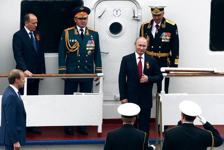 "Friedenssicherung statt Expansionsbelohnung" - Russlands Präsident Wladimir Putin (Mitte) bei der Abnahme einer Militärparade in Simferopol auf der Krim.