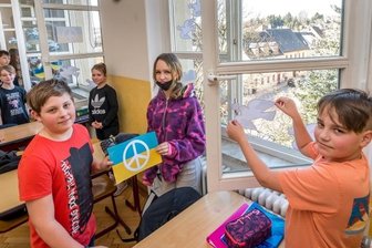 Friedenssymbole zieren Schule - 