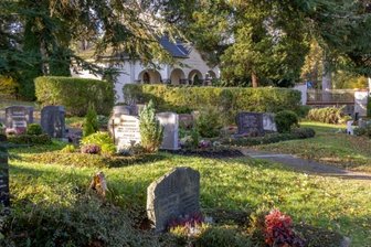 Friedhof als Ort der Würde und Begegnung - Der Friedhof in Kleinrückerswalde soll zu einem Ort der Würde und Begegnung umgestaltet werden. Dazu zählt auch die Sanierung der Friedhofshalle.