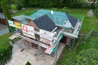 Friedhof in Leubnitz: Welche Bauarbeiten dort gerade erledigt werden - Das Friedhofsgebäude, in dem sich die Trauerhalle befindet, wird derzeit saniert.