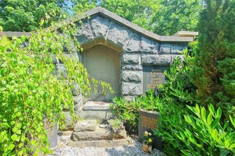 Friedhof Neundorf: Unbekannte stehlen in Plauen lebensgroße Bronzestatue - Auf dem Neundorfer Familiengrab saß bis vor Kurzem ein ruhender Wanderer aus Bronze in Lebensgröße.
