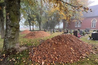 Friedhof Schönbrunn: Aufregung um sechs große Haufen Aushub - Sechs große Haufen Aushub vom Friedhof Oelsnitz wurden auf den Friedhof Schönbrunn gebracht. Sie sollen hier verfüllt werden.