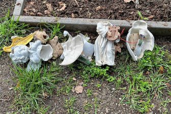 Friedhof Thalheim: Randalierer beschädigen knapp 90 Gräber innerhalb von zwei Monaten - Diese Engel wurden zerbrochen. Doris Schindelbeck hat sie nebeneinander gelegt, um den Schaden zu dokumentieren.