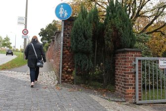 Friedhofsmauer ist Fall für den Abrissbagger - Der Anblick verschwindet in den nächsten Jahren: Die Friedhofsmauer in Eckersbach hat das Zeitliche gesegnet.
