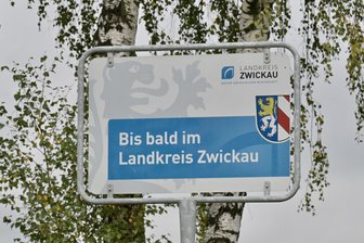 Friedliche Expansion: Wie der Landkreis Zwickau im Laufe der Jahre wuchs - Schilder markieren die Grenzen des Landkreises, der größer ist als einst.