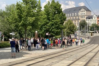 Friedliche Kundgebung am Plauener Wende-Denkmal - Zum sechsten Mal haben sich Bürger am Samstagnachmittag am Wendedenkmal im Stadtzentrum zu einer Kundgebung und einem Demonstrationszug getroffen, um ihre Kritik an Beschränkungen aufgrund der Corona-Pandemie zum Ausdruck zu bringen.