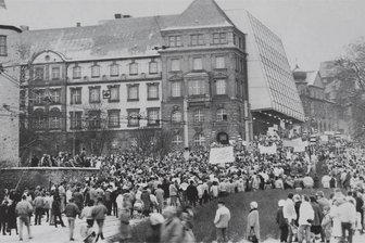 Friedliche Revolution vor 35 Jahren: Interessenten können in Plauen erlebnisreiche Zugfahrt buchen - Tausende Menschen demonstrierten in Plauen von Oktober 1989 bis März 1990.
