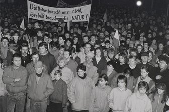 Friedliche Revolution: Was die Glauchauer anfangs wirklich wollten - Ein Bild aus der Wendezeit in Glauchau. Das Foto entstand Anfang 1990 vor dem Spinnstoffwerk.