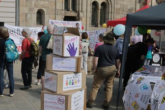 Friedman ruft Grüne zu mehr Widerstand gegen die AfD auf - Im thüringischen Saalfeld hatten die Omas gegen Rechts zu einer Demonstration gegen die Wahl eines AfD-Landrates aufgerufen.