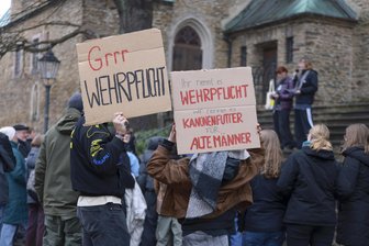 „Friedrich Merz stellt sich im Krieg nicht neben dich“: Schüler im Erzgebirge protestieren gegen neuen Wehrdienst - Mehrere junge Leute hatten Plakate mitgebracht. Rund 100 Demonstranten beteiligten sich am Protest in Annaberg-Buchholz.