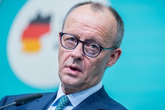 Friedrich Merz und sein Plastik-Sheriffstern - Der CDU-Bundesvorsitzende Friedrich Merz bei einer Pressekonferenz beantwortet nach den Gremiensitzungen seiner Partei am Montag Fragen von Journalisten.