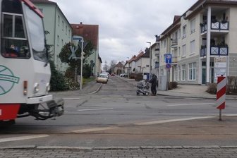 Die Friedrich-Staudte-Straße hat ihre besten Zeiten hinter sich. Doch ohne Ladesäulen soll sie nicht saniert werden. 