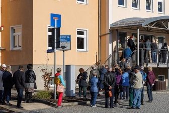 Frieren für die Impfung: Warteschlangen reißen nicht ab - Vor dem Volkshaus Thum standen die Menschen Schlange.