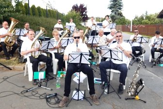 Friesen feiert entspanntes Straßenfest - 