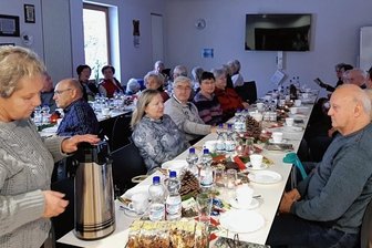 Friesen feiert mit Senioren -