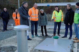 Friesener Abwasser wird über den Berg gepumpt - Vertreter des Abwasserzweckverbandes Reichenbacher Land, des Ortschaftsrates und der beteiligten Firmen am neuen Pumpwerk in Friesen. Das Abwasser wird jetzt über den Obermylauer Berg gepumpt.