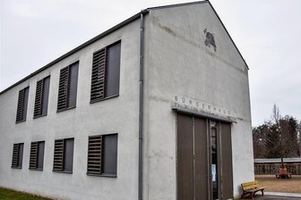 Friesener Bürgerhaus bereits ein Sanierungsfall - Am Bürgerhaus Friesen, in dem sich Platz für die Feuerwache sowie Aufenthalts- und Versammlungsräume findet, nagt der Zahn der Zeit. Dass es erst 17 Jahre alt ist, mag man kaum glauben.